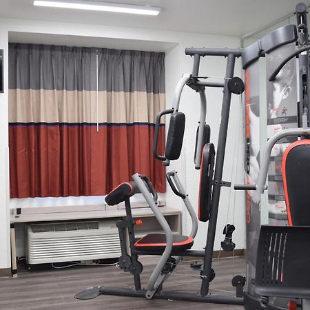 Travelers Inn And Suites ローリー エクステリア 写真
