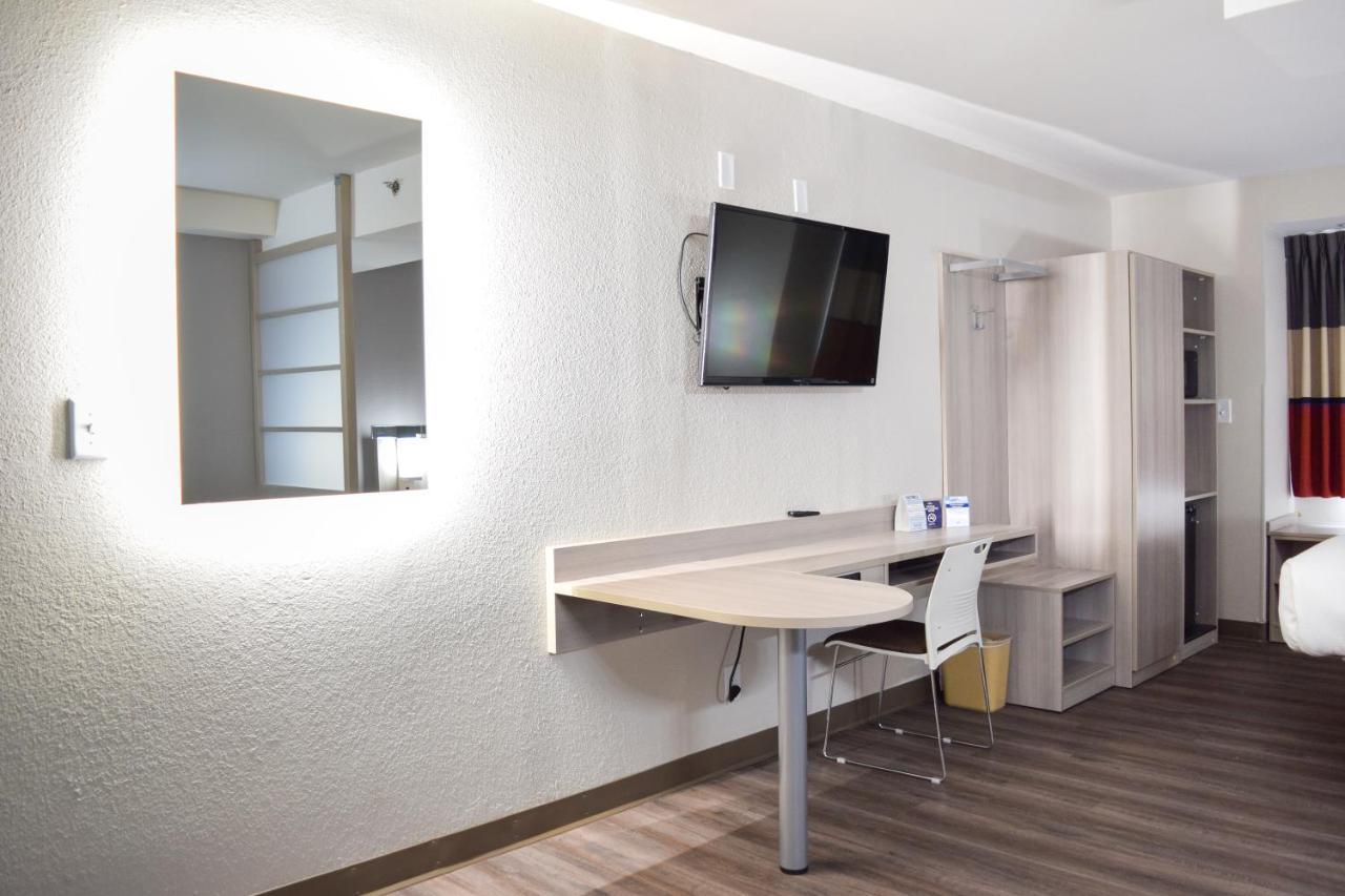 Travelers Inn And Suites ローリー エクステリア 写真