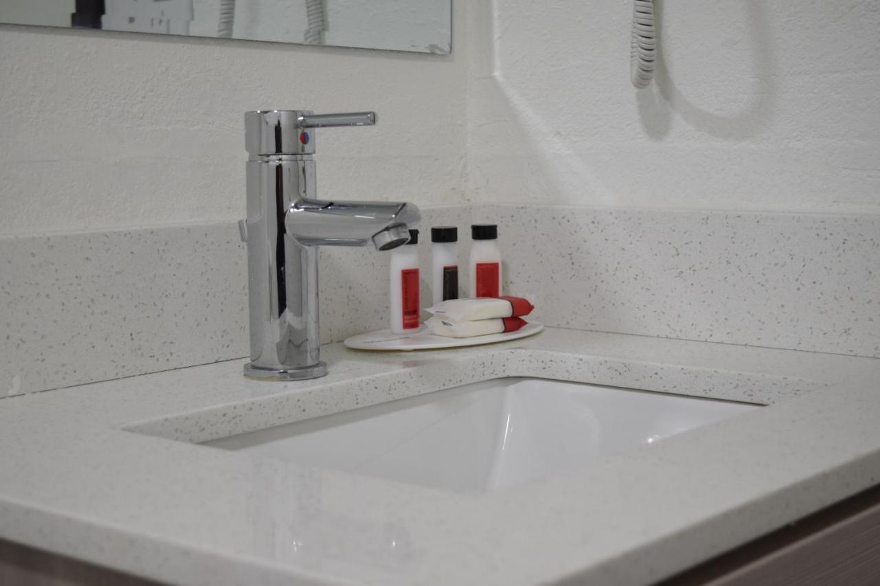 Travelers Inn And Suites ローリー エクステリア 写真