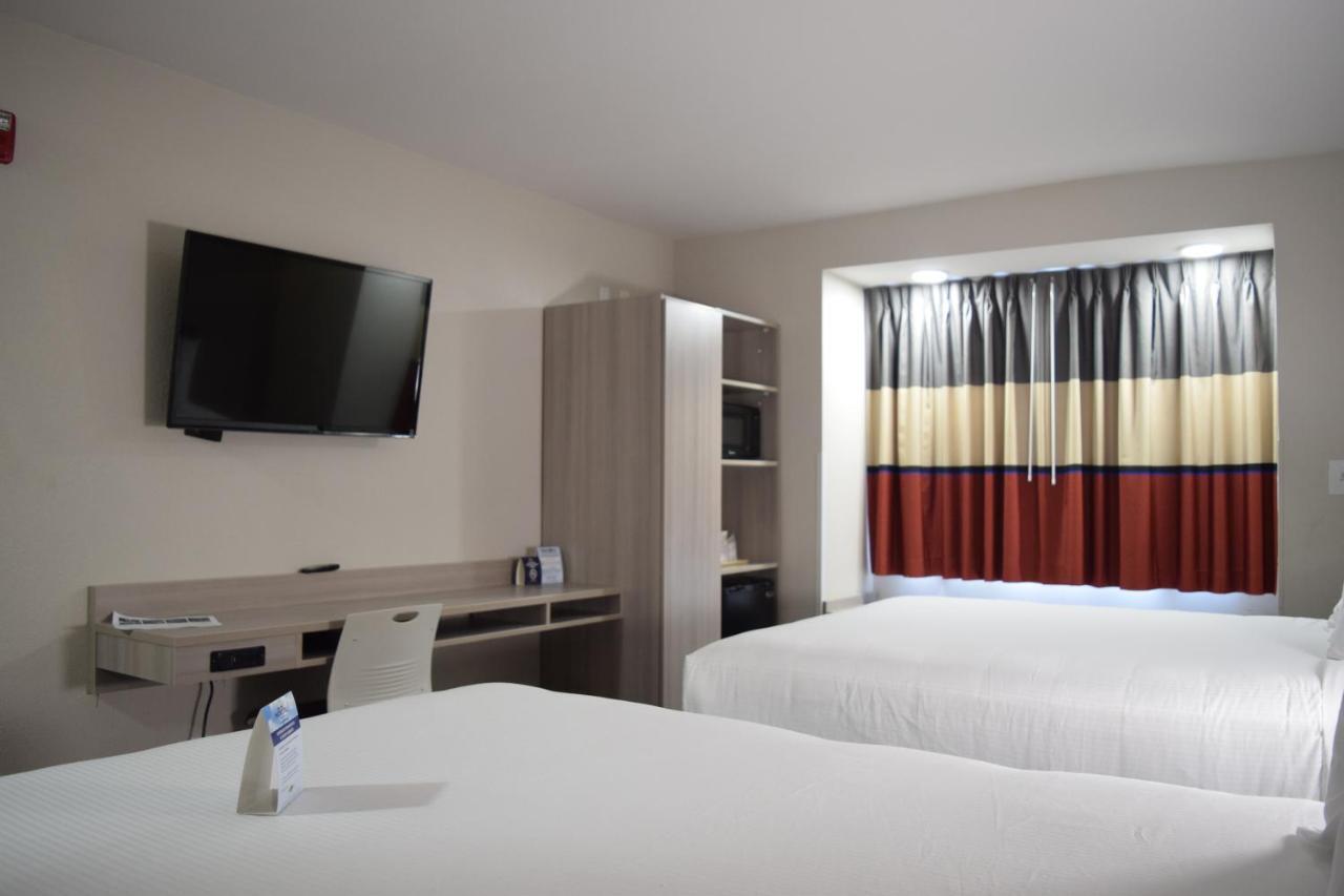 Travelers Inn And Suites ローリー エクステリア 写真