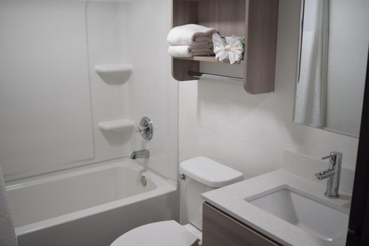 Travelers Inn And Suites ローリー エクステリア 写真
